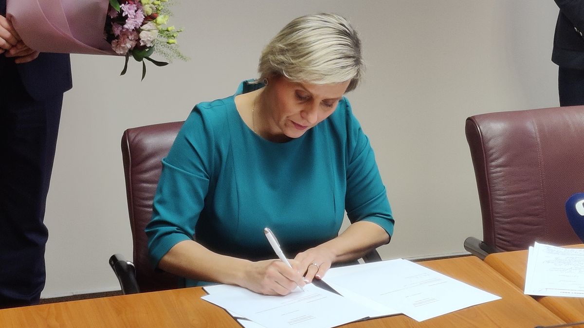 Mračková Vildumetzová na krajském úřadu stvrdila svůj konec. Dočasným hejtmanem bude náměstek Hurajčík